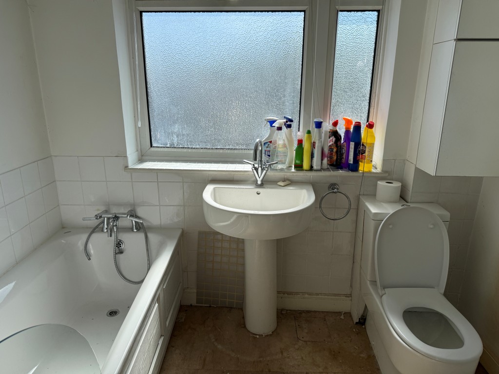 Lot: 133 - MAISONETTE IN NEED OF UPDATING WITH POTENTIAL TO SUB-DIVIDE - Bathroom